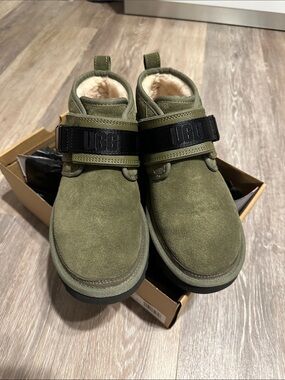 Neumal uggs with buckle